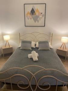 Säng eller sängar i ett rum på La Maison Sable - Chaleureuse Familiale avec Jardin-