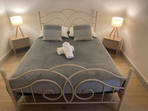 Säng eller sängar i ett rum på La Maison Sable - Chaleureuse Familiale avec Jardin-