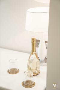 Una botella de champán y dos copas en una mesa. en Museum Center Luxury, en Reggio Calabria 64 fotos más