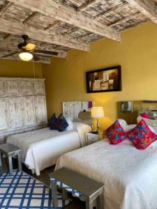 1 dormitorio con 2 camas y techo en View Hotel Boutique, en San Miguel de Allende