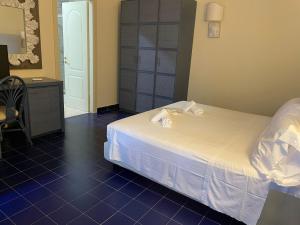 - une chambre avec un lit, une table et un bureau dans l'établissement HOTIDAY Hotel Gargano, à Pugnochiuso