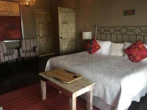 Un dormitorio con una cama con una bandeja de madera. en View Hotel Boutique, en San Miguel de Allende