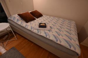 Una cama con una bandeja con un pastel. en One-room dorm with kitchenette, bath, bed 140x200 en Stavanger