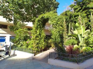 マルベーリャにあるAndreas Apartament Marbella Centroの木々が茂る建物