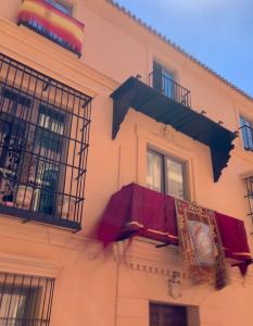 budynek z parasolami wiszącymi na balkonie w obiekcie Casa Palacio -Sanlúcar- w mieście Sanlúcar de Barrameda