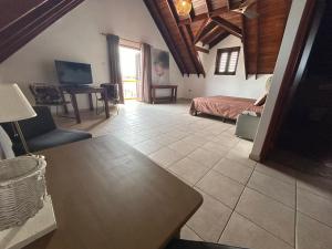 um quarto com uma cama e uma televisão num quarto em Landhuis Belnem Bonaire em Kralendijk