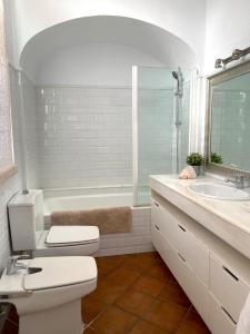 マラガにあるVive Malagaの白いバスルーム(トイレ、シンク付)