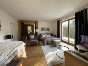 een slaapkamer met een bed en een woonkamer bij Winklern Lodge in Kitzbühel