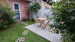 een tafel en stoelen in de tuin van een huis bij Casa Mar azul in Torres
