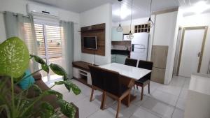 een keuken met een witte tafel en stoelen in een kamer bij Casa Mar azul in Torres