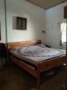 a bedroom with a wooden bed in a room at Casa de playa en Dibulla in Dibulla