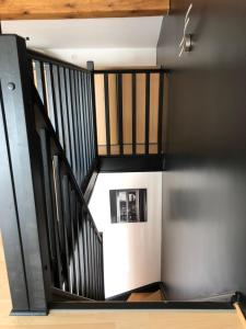 einen Blick über eine Treppe mit schwarzen Geländern in der Unterkunft Une chambre à Neuilly Guest house in Neuilly-Plaisance