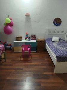 a bedroom with a bed and a table and balloons at Casa de playa en Dibulla in Dibulla