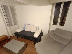 sala de estar con sofá y silla en Chez Bichette Brignoles, en Brignoles