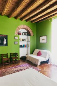 米蘭的住宿－納維利纖路可愛頂層公寓，绿色卧室设有两张床和书架