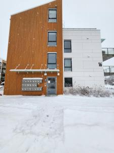 een gebouw met sneeuw op de grond ervoor bij Fefe's Luxury Rooms in Ask Gjerdrum/Oslo in Gjerdrum