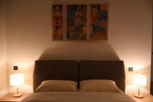 - une chambre avec un lit avec deux lampes et un tableau dans l'établissement Element Suites - Red - Apt 1BD - Kalambaka, à Kalambaka