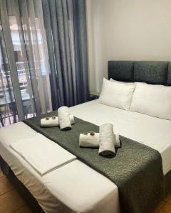 een hotelkamer met een bed met handdoeken erop bij M.O.M.’s in Alexandroupoli