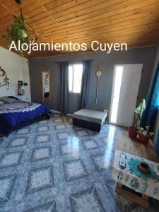 1 dormitorio con cama y techo de madera en Alojamientos CUYEN para 4 personas Playa Quequen y El Faro en Quequén