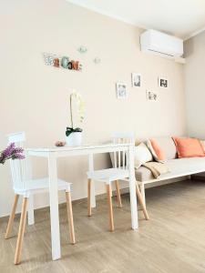 - un salon avec une table et des chaises blanches dans l'établissement Montaña & Mar, à Miami Platja
