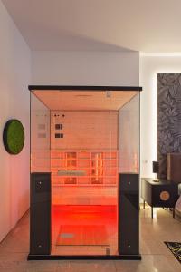 eine große Glasbox im Wohnzimmer in der Unterkunft Apartament Gryfita in Szczecinek
