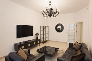 ein Wohnzimmer mit einem Sofa und einem Flachbild-TV in der Unterkunft Apartament Gryfita in Szczecinek