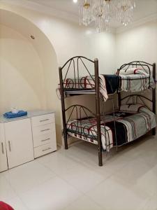 Poschodová posteľ alebo postele v izbe v ubytovaní Hostal Atlantis