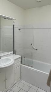 Kúpeľňa v ubytovaní Résidence Poste & Golf, appartement pour 4 personnes au cœur de Luchon