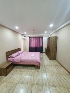 um quarto com uma cama rosa e uma janela em Marjanishvili16 53B em Tbilisi