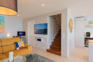 TV i/ili multimedijalni sistem u objektu Seaside Tranquility and Urban Luxury - Stylish Duplex in Torremolinos w jacuzzi