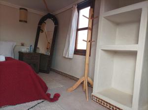 um quarto com uma cama e um espelho em Zaila Erg Chigaga Luxury Camp em M'hamid