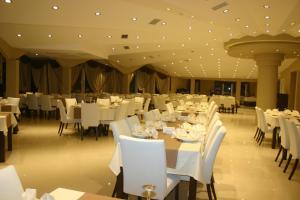 ein Esszimmer mit weißen Tischen und weißen Stühlen in der Unterkunft Grand Ahos Hotel in Ereğli