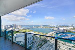 von einem Gebäude aus einen Blick auf den Fluss in der Unterkunft Captivating Bayside Apartment at Downtown Miami in Miami
