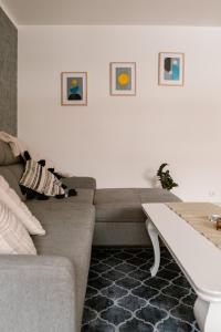 uma sala de estar com um sofá e uma mesa em M&M Apartment em Człuchów