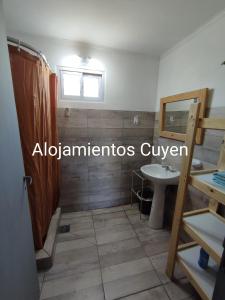 Un baño de Alojamientos CUYEN para 4 personas Playa Quequen y El Faro