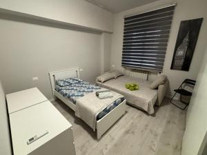 - une chambre avec 2 lits et une fenêtre dans l'établissement VinicioRossiApartment, à Ancône