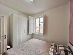 - une chambre avec un lit et une fenêtre dans l'établissement Apartment Old town Milica, à Herceg-Novi