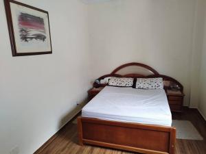 1 dormitorio con 1 cama y una foto en la pared en Atravessou a rua tá na praia, en São Vicente
