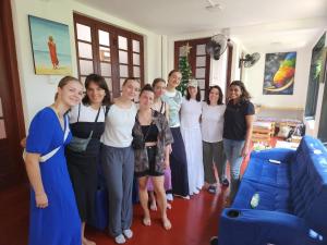 grupa kobiet pozujących do zdjęcia w salonie w obiekcie CEYLON STAYZ w Kolombo