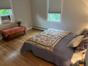 ein Schlafzimmer mit einem großen Bett und einem Fenster in der Unterkunft Morning Sun in Middletown