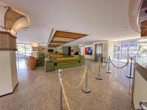 a lobby with rope barriers in a building at Apto para 6 pessoas no melhor resort dos Lençóis in Barreirinhas