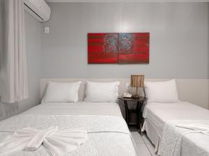 two beds sitting next to each other in a room at Apto para 6 pessoas no melhor resort dos Lençóis in Barreirinhas