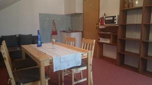 Kuchyň nebo kuchyňský kout v ubytování Apartment and Rooms Aračić