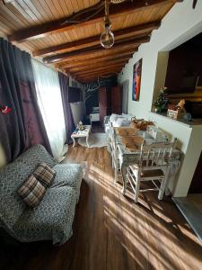 a living room with a table and chairs at Tο Ξυλόσπιτο του Μύλου των Ξωτικών in Tríkala