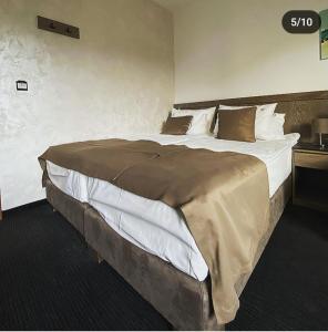 Giường trong phòng chung tại Apolo Royal studio