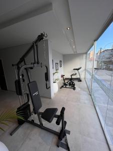 een fitnessruimte met 2 loopbanden en 2 hometrainers bij Renata 23 in Pinamar