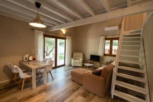 Posezení v ubytování Theonymfi Luxury Villas