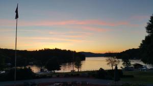 乔治湖Bayside Resort, Lake George NY的夕阳下的湖景，还有一面旗帜