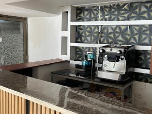 uma cozinha com uma máquina de café no balcão em Kantree House - Safari Suites em Kampala