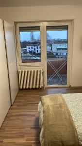 una stanza con due finestre e un divano davanti di Schöne Wohnung in Mannheim a Mannheim